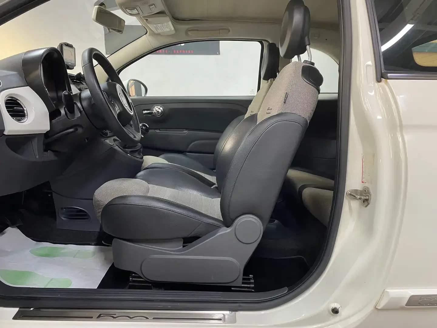 Vue 16 — Véhicule d’occasion Fiat 500C Lounge 2011