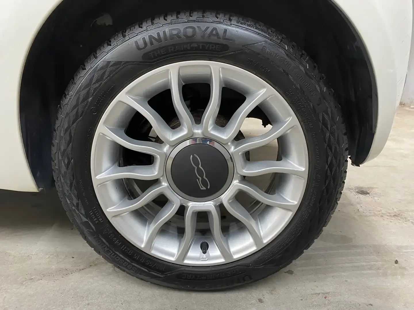 Vue 18 — Véhicule d’occasion Fiat 500C Lounge 2011