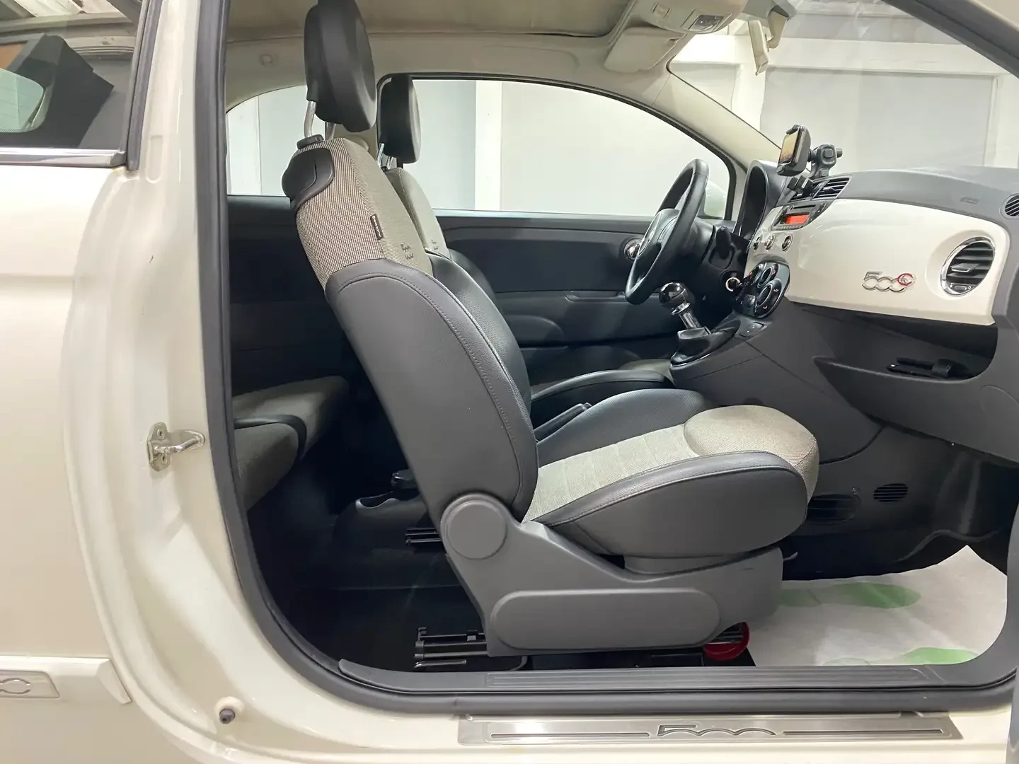 Vue 15 — Véhicule d’occasion Fiat 500C Lounge 2011