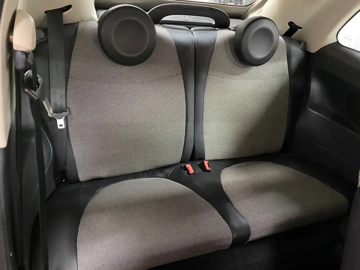 Vue 17 — Véhicule d’occasion Fiat 500C Lounge 2011