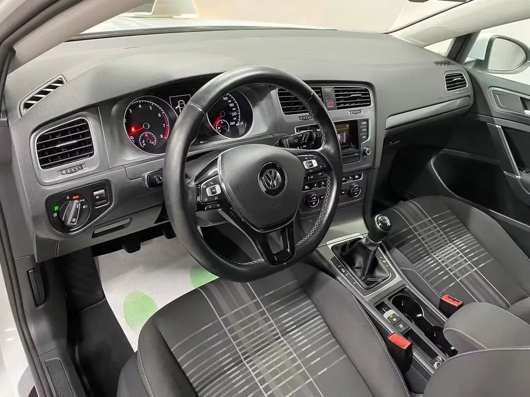 Vue 10 — Véhicule d’occasion Volkswagen Golf Lounge 2016