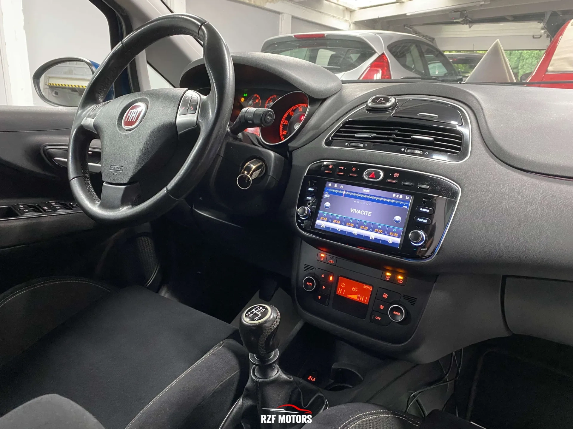 Vue 11 — Véhicule d’occasion Fiat Punto Sport 2012