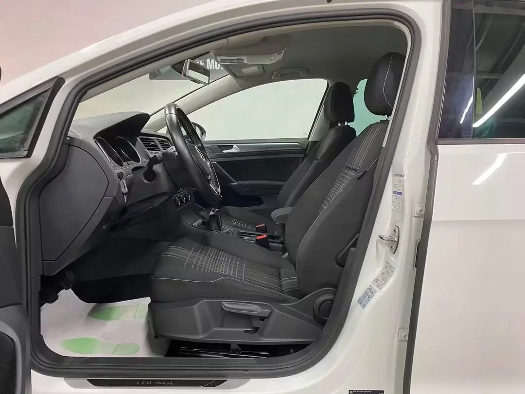 Vue 9 — Véhicule d’occasion Volkswagen Golf Lounge 2016