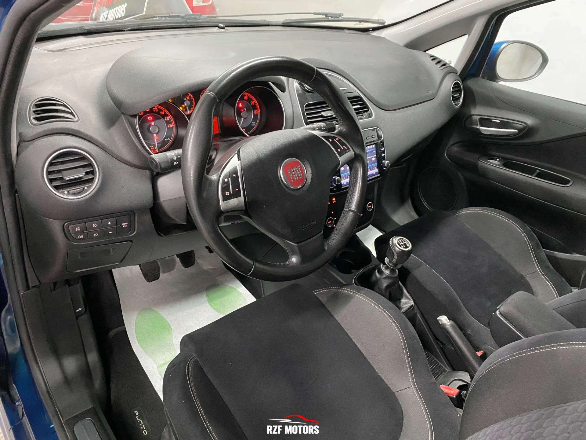 Vue 9 — Véhicule d’occasion Fiat Punto Sport 2012