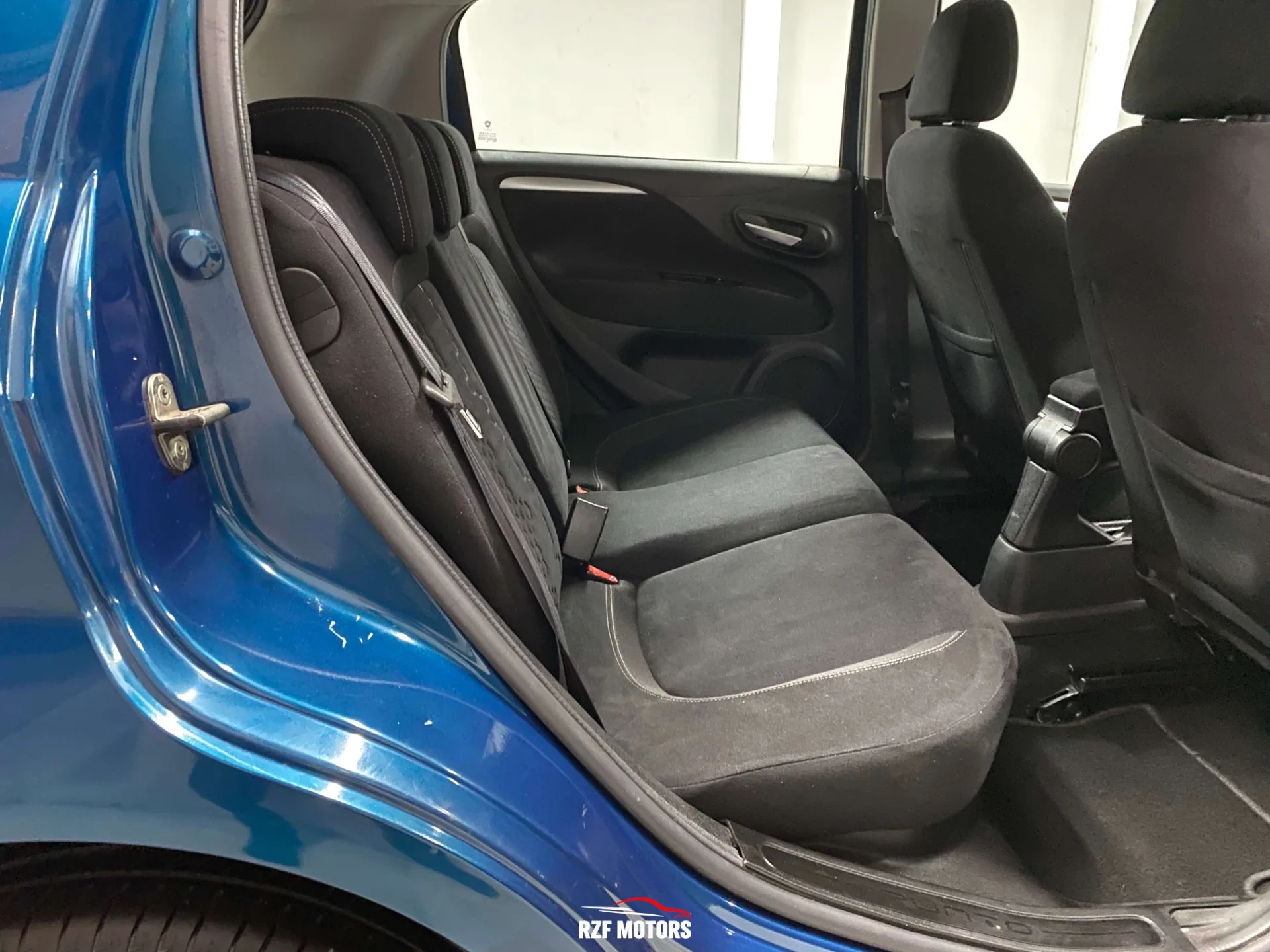 Vue 15 — Véhicule d’occasion Fiat Punto Sport 2012